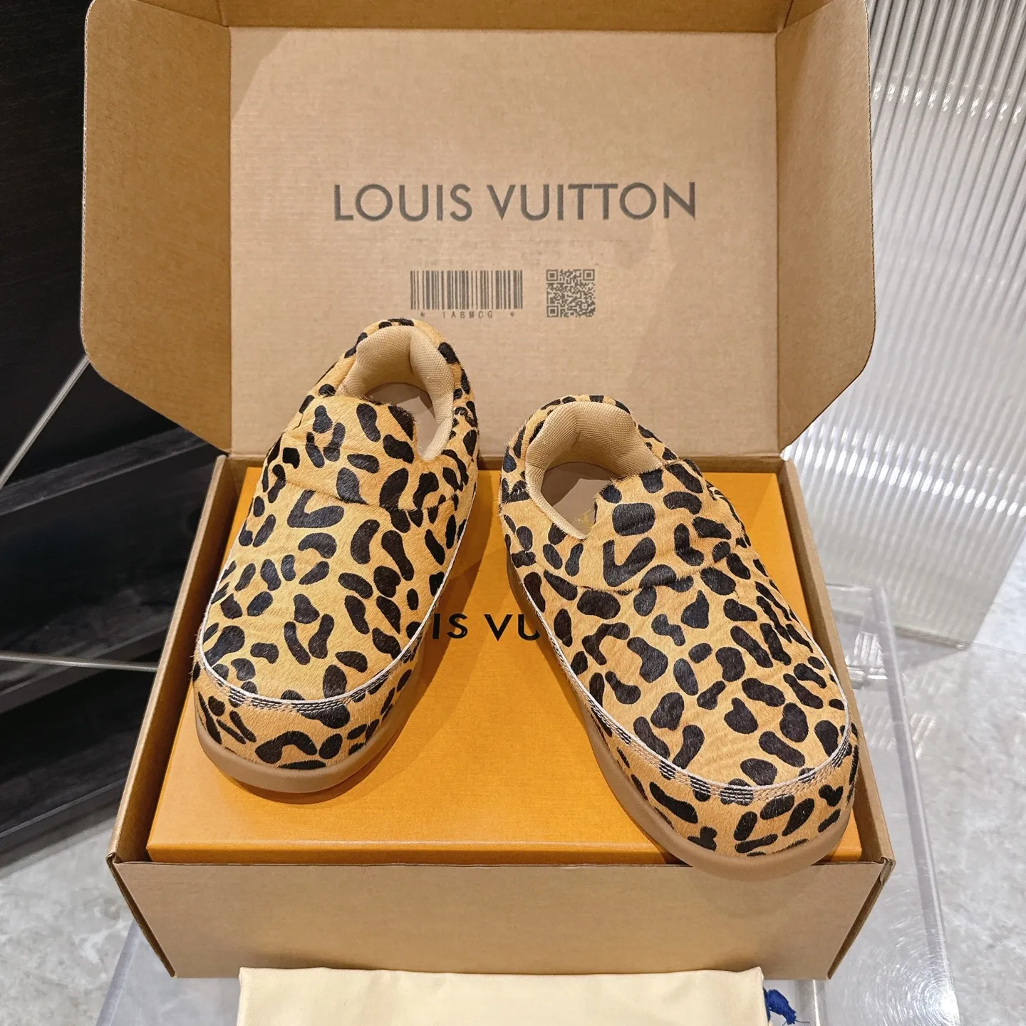 [L Family] P: 740💰 Couple model, size: women 35-41 (customized at 41 for women), 39-46 for men (customized at 45.46) The 2025 iteration of this Time Out sneaker, couple model, LV co-branded nigo, donkey brand, Louis Vuitton, ugly, cute😍Many Internet celebrities have shown off their feet, a classic and versatile item. Fabric: Imported high mercerized cow suede. Lining: high-grade elastic mesh, outsole: original molded outsole, palm print rubber outsole with hidden L letter and Monongram flower.